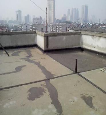 天柱漏水维修 楼顶漏水是什么原因，楼顶漏水维修方法是什么?